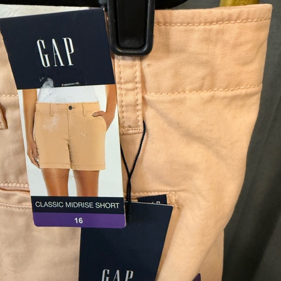GAP Classic Mid Rise Shorts in Peach - Picture 2 of 3